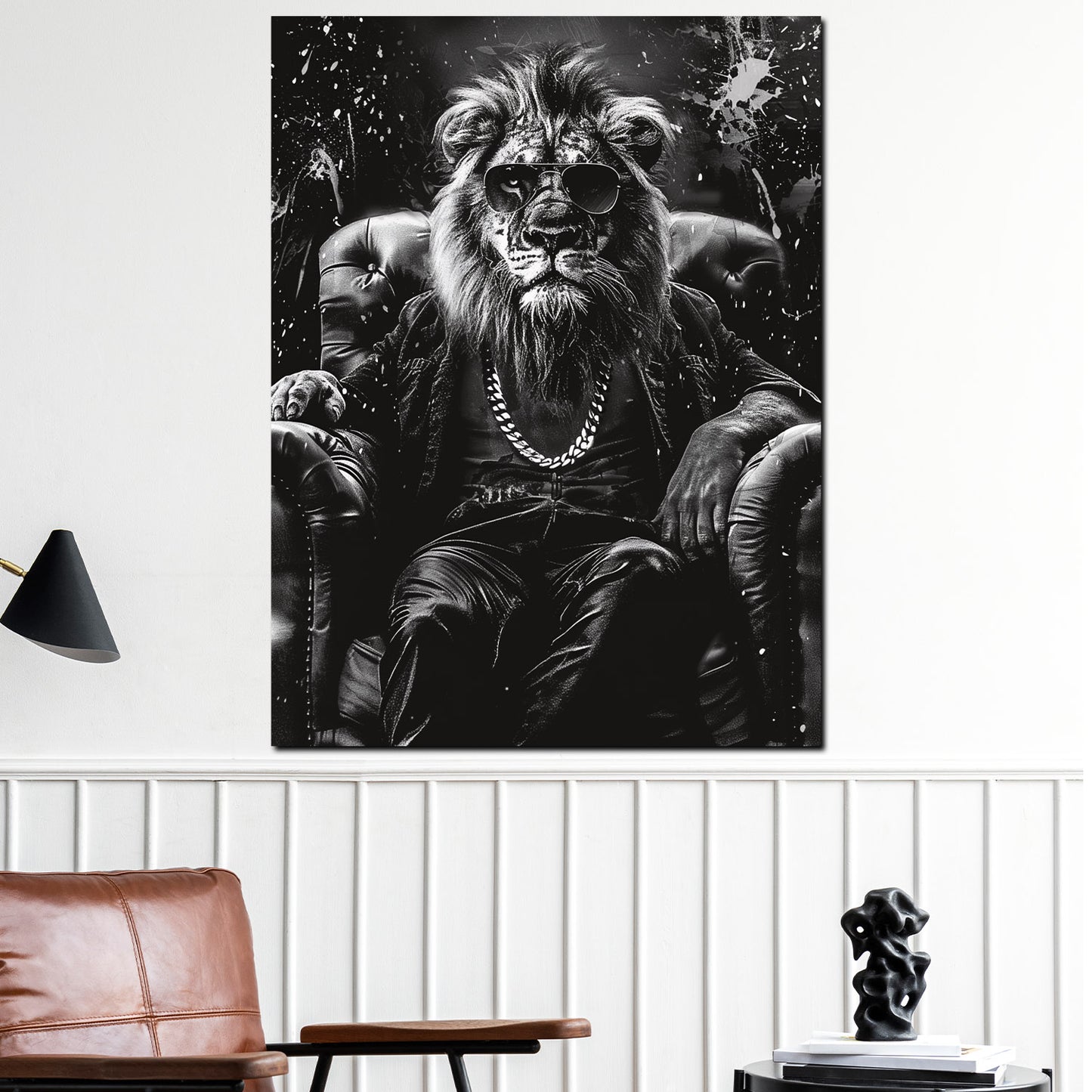 Quadro leone con occhiali da sole seduto in poltrona bianco e nero