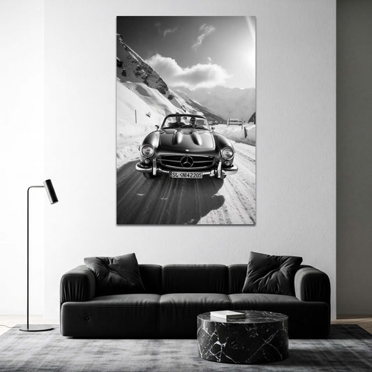 Auto d'epoca decappottabile sulle Alpi innevate bianco nero quadro