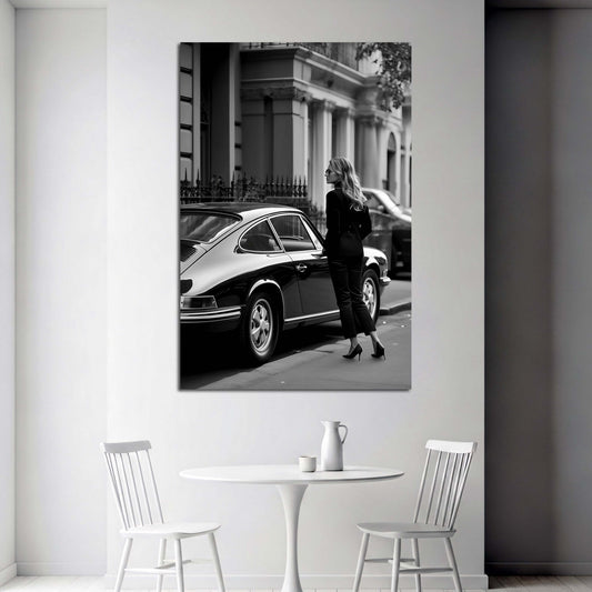 Donna con auto classica in città stile elegante bianco e nero quadro