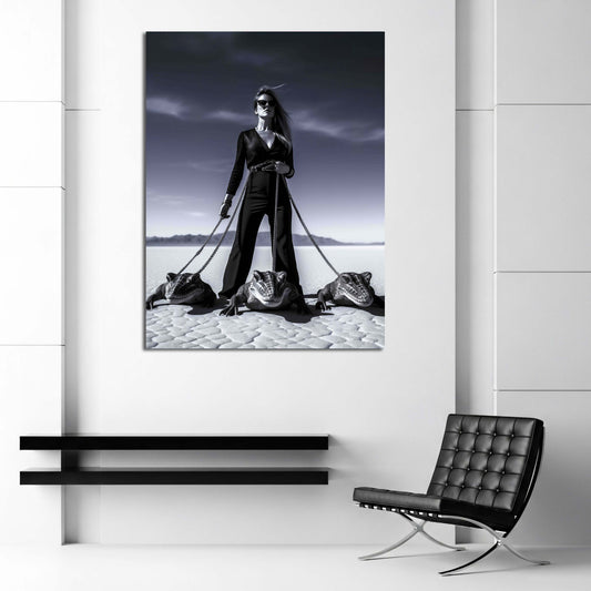 Donna con coccodrilli nel deserto bianco e nero moda quadro