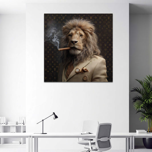 Leone in abito elegante con sigaro sfondo oro lusso quadro