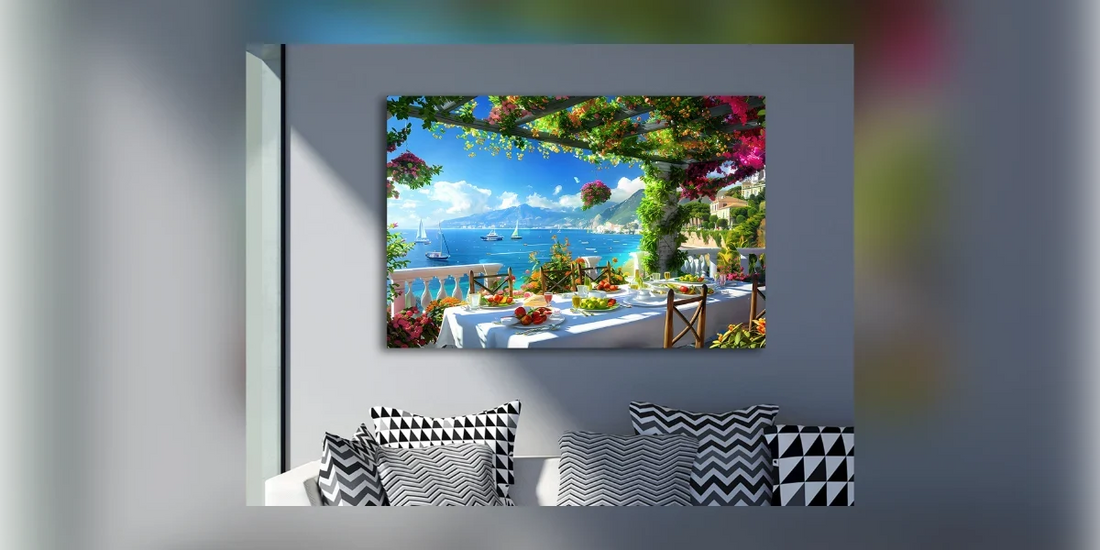 Quadro con costiera italiana e vista mare sopra un divano bianco: esempio della misura giusta per la parete