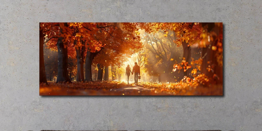 Quadro di un viale d'autunno nella luce dorata con coppia a passeggio (visualizzazione d'ambiente)