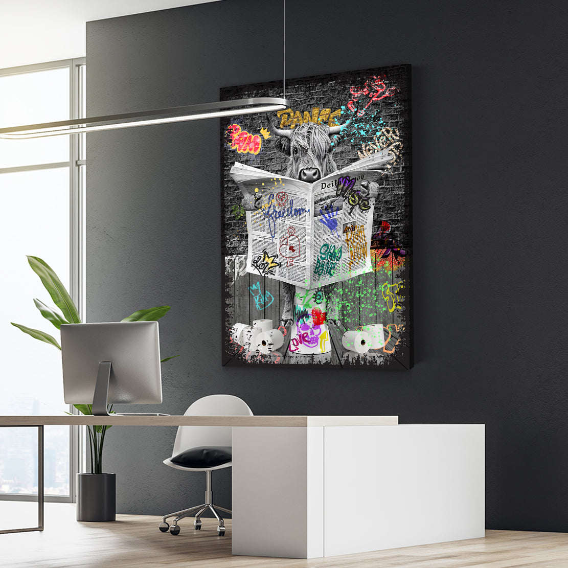 Quadro street art mucca con giornale e graffiti colorati