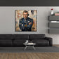 Agente 007 a braccia conserte davanti a muro graffiti quadro