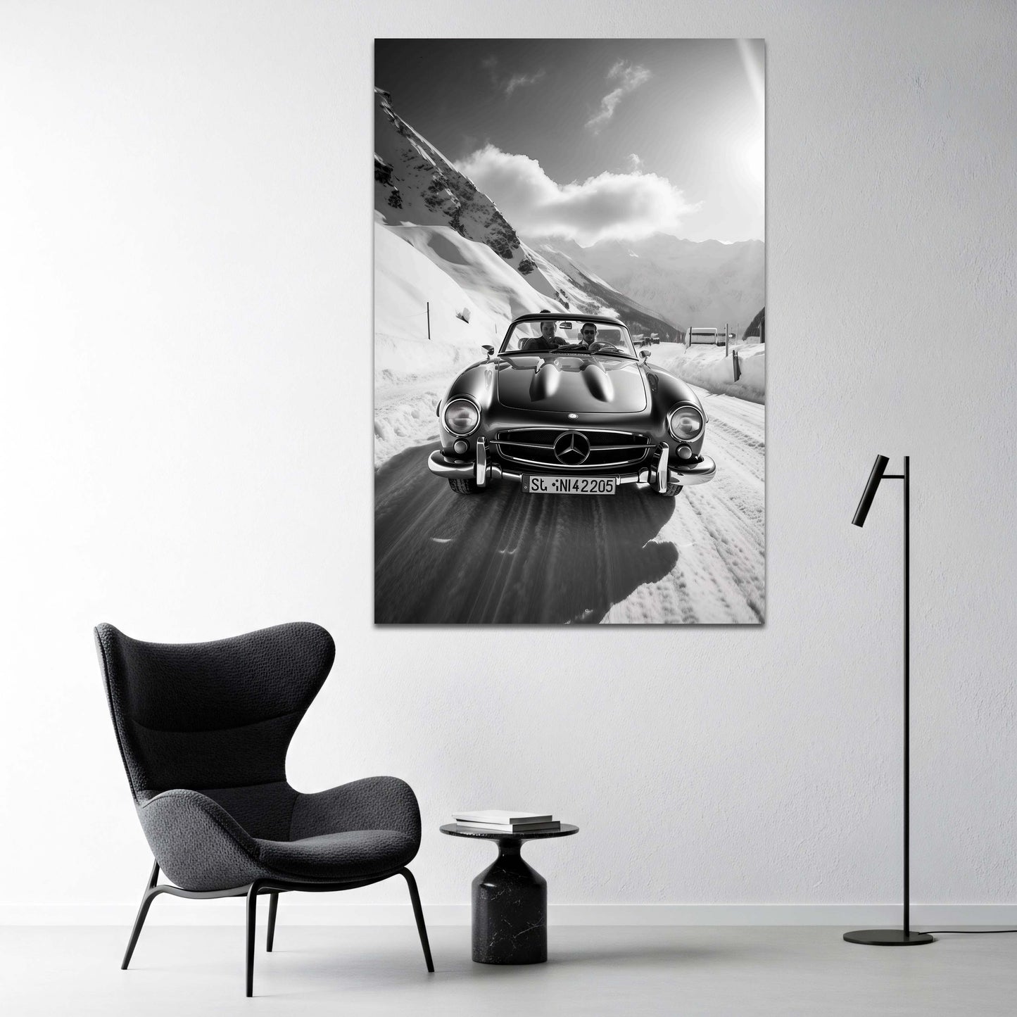 Auto d'epoca decappottabile sulle Alpi innevate bianco nero quadro