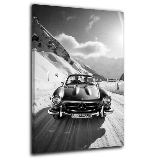 Auto d'epoca decappottabile sulle Alpi innevate bianco nero quadro