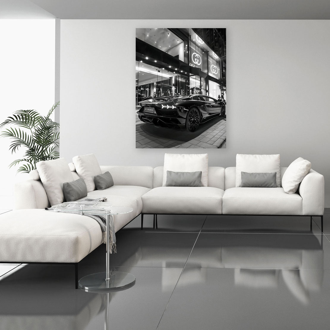 Auto sportivo nero lusso davanti negozio Gucci quadro