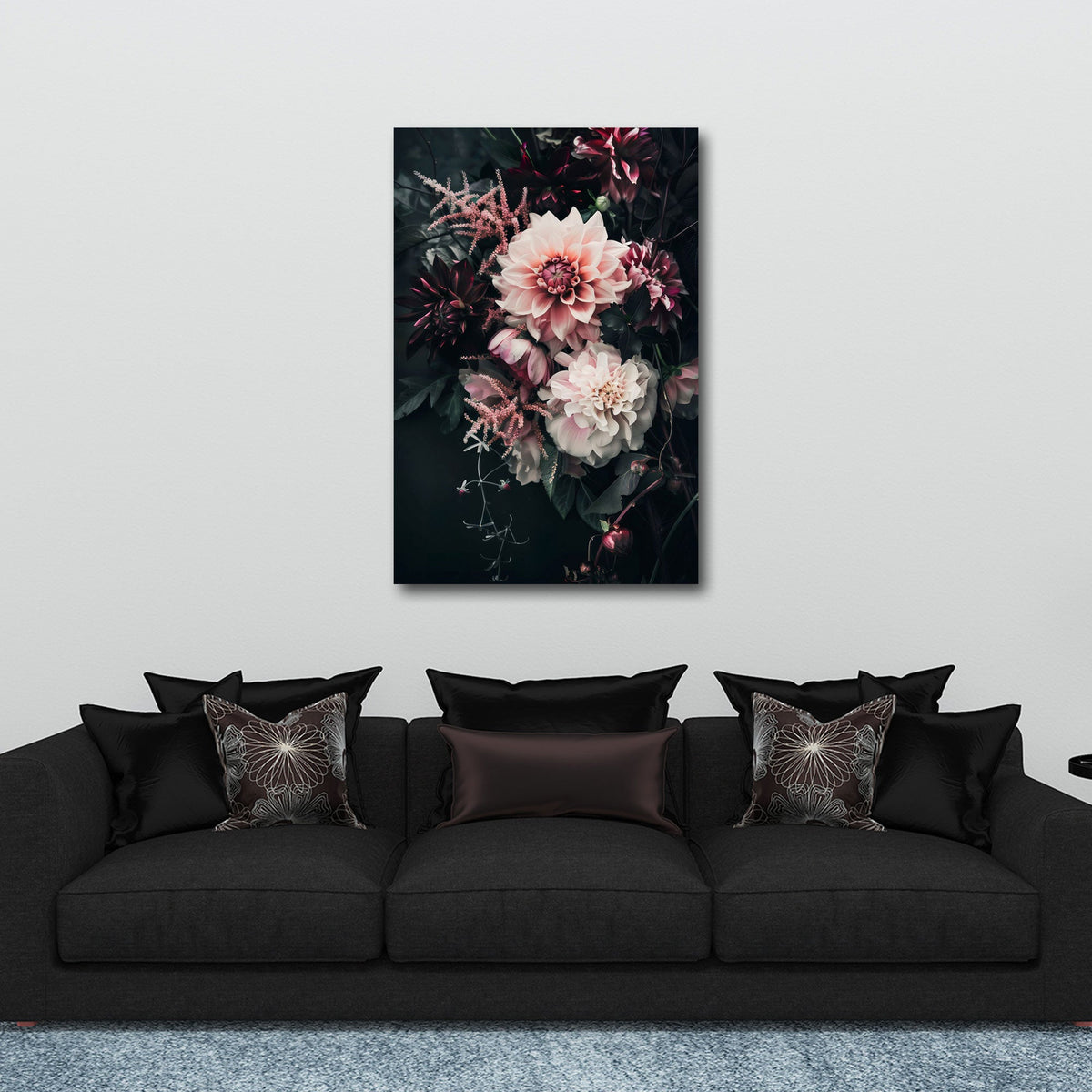 Bouquet rigoglioso di dalie chiare in atmosfera scura quadro
