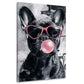 Bulldog con bolla di gomma e occhiali a cuore quadro