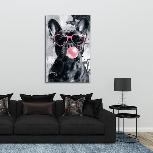 Bulldog con bolla di gomma e occhiali a cuore quadro