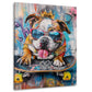 Bulldog con corona e occhiali da sole sullo skateboard quadro
