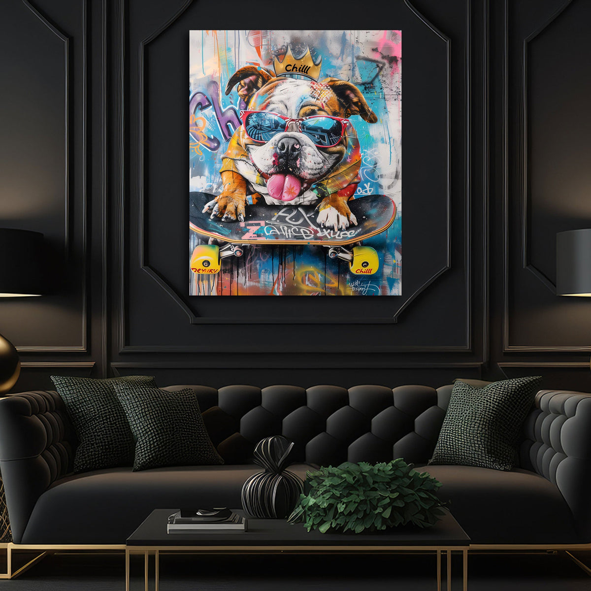 Bulldog con corona e occhiali da sole sullo skateboard quadro