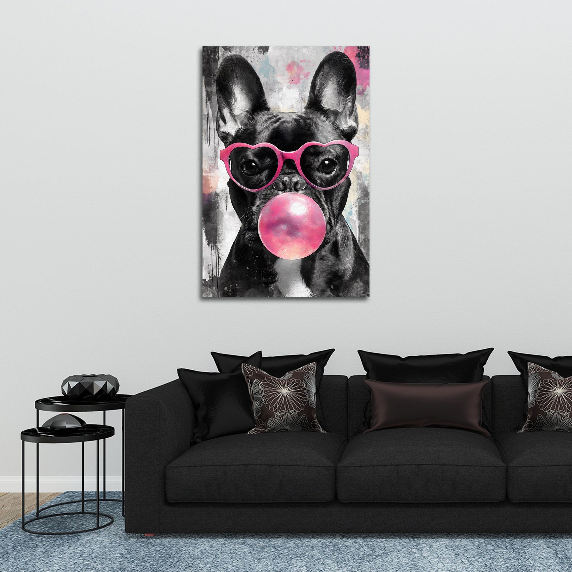 Bulldog francese con bolla di gomma rosa e occhiali quadro
