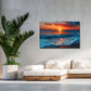 Cielo rosso al tramonto sul mare con onde e spiaggia quadro