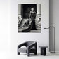 Donna abito elegante bianco nero scala leoni lusso quadro
