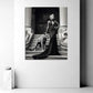 Donna abito elegante bianco nero scala leoni lusso quadro