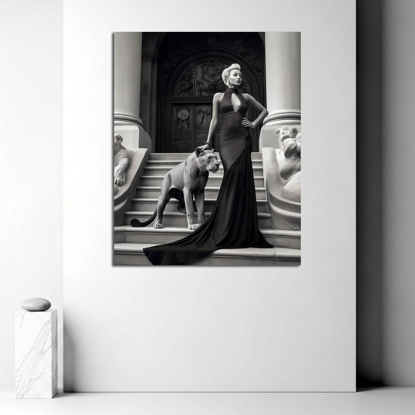 Donna abito elegante bianco nero scala leoni lusso quadro