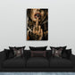 Donna con anello Bitcoin e dito sulle labbra graffiti quadro