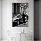 Donna con auto classica in città stile elegante bianco e nero quadro