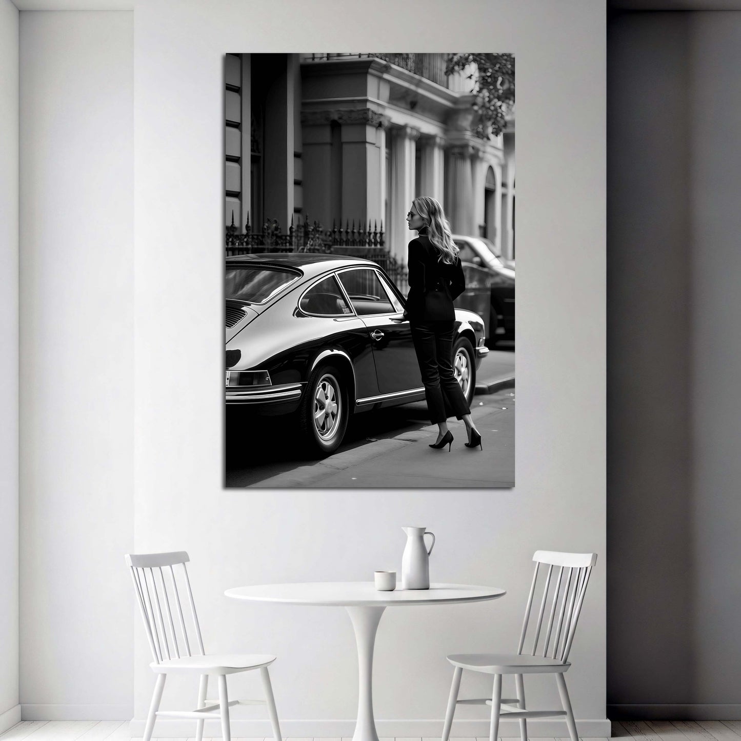 Donna con auto classica in città stile elegante bianco e nero quadro