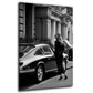 Donna con auto classica in città stile elegante bianco e nero quadro