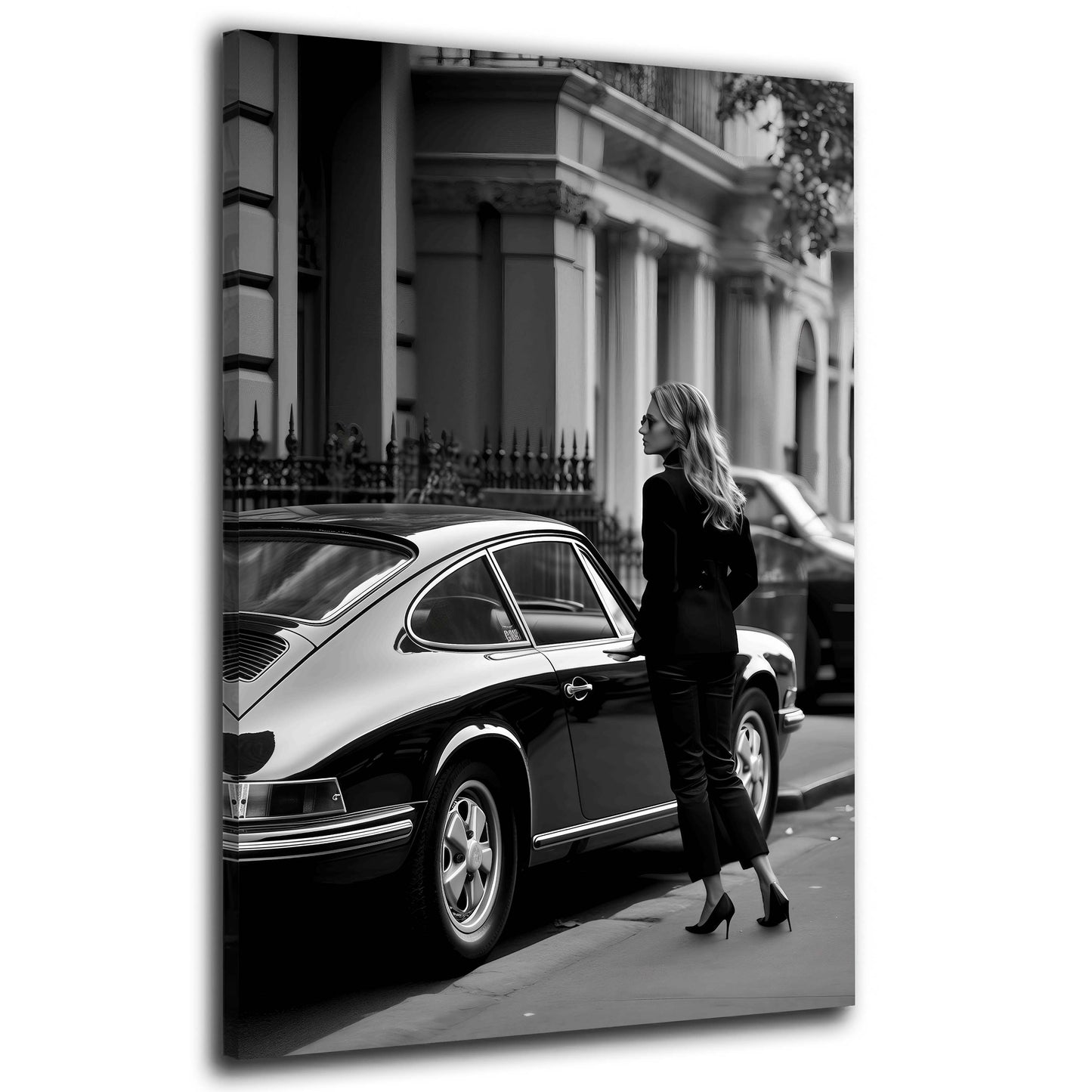 Donna con auto classica in città stile elegante bianco e nero quadro