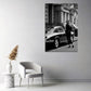 Donna con auto classica in città stile elegante bianco e nero quadro