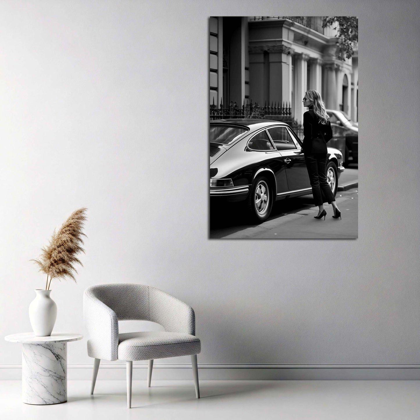 Donna con auto classica in città stile elegante bianco e nero quadro