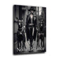 Donna con cani in look elegante bianco e nero stile urbano quadro