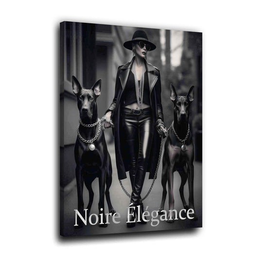 Donna con cani in look elegante bianco e nero stile urbano quadro