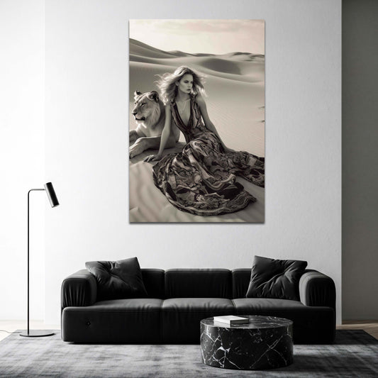 Donna con leonessa nel deserto bianco e nero elegante quadro