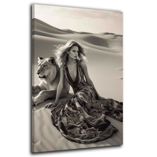 Donna con leonessa nel deserto bianco e nero elegante quadro