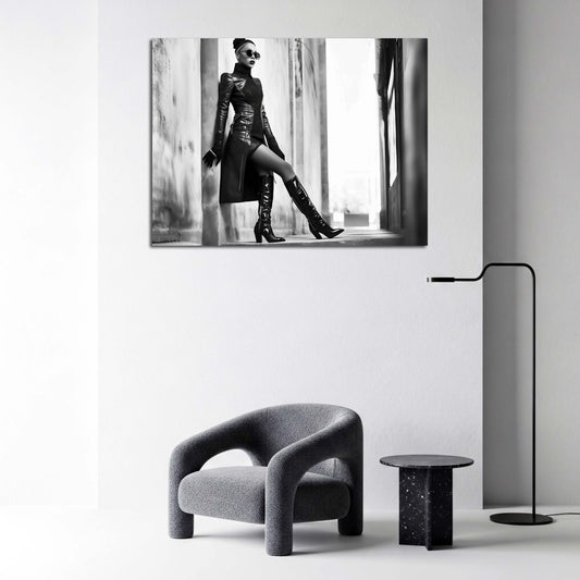 Donna con stivali alti e cappotto bianco e nero stile urbano quadro