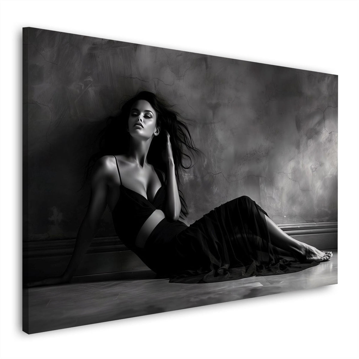 Donna elegante in abito nero seduta in bianco e nero quadro