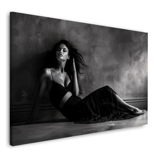 Donna elegante in abito nero seduta in bianco e nero quadro