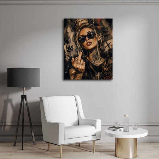 Donna ribelle con occhiali da sole e tatuaggi Street Art quadro