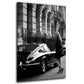 Fotografia in bianco e nero con auto d’epoca e donna quadro
