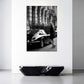 Fotografia in bianco e nero con auto d’epoca e donna quadro