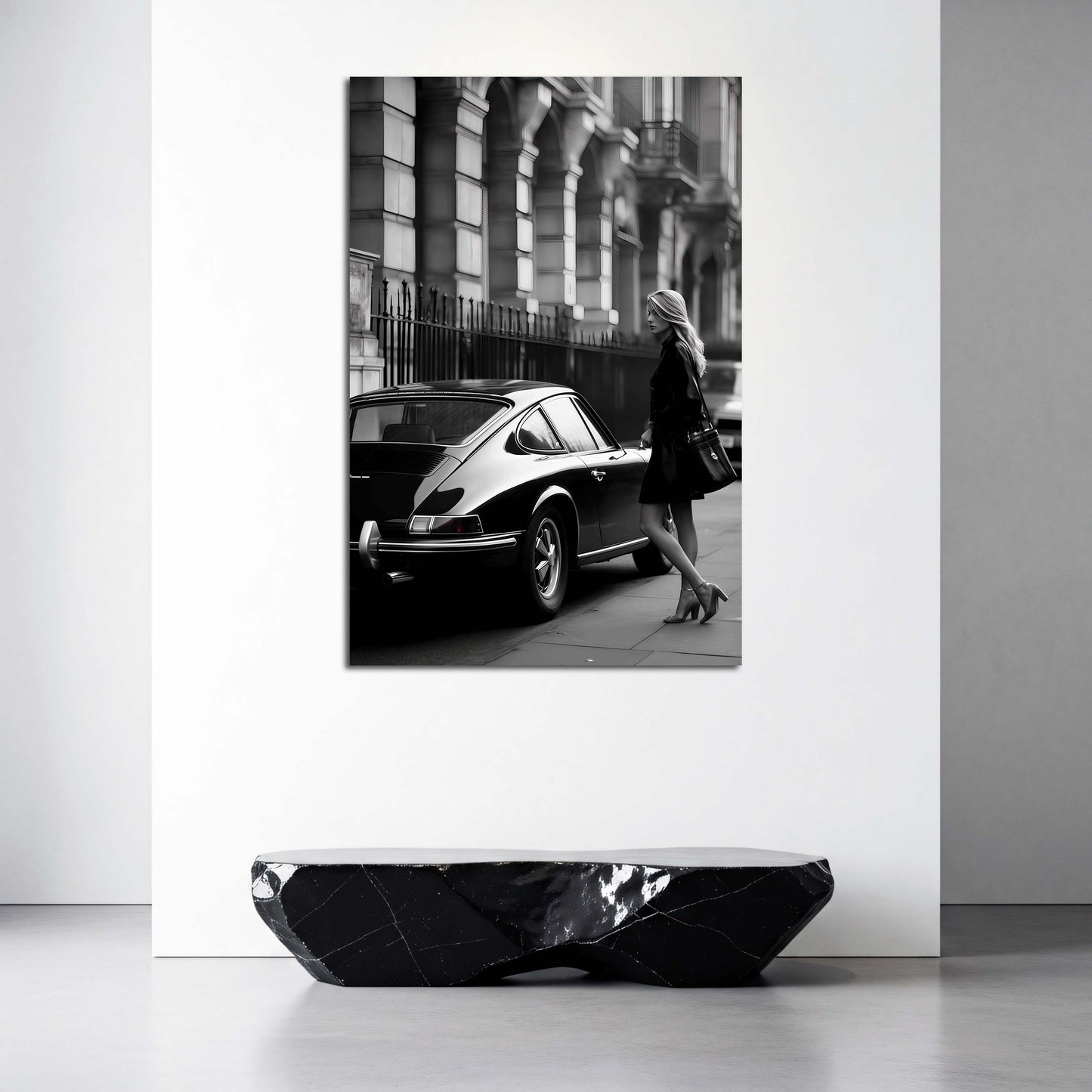 Fotografia in bianco e nero con auto d’epoca e donna quadro