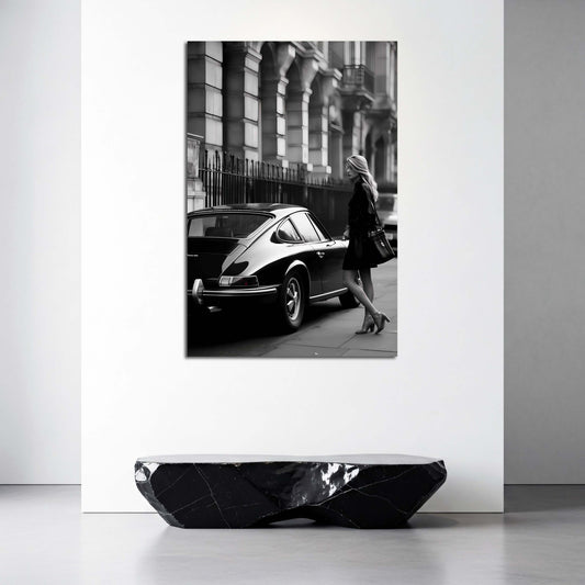 Fotografia in bianco e nero con auto d’epoca e donna quadro