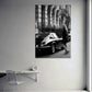 Fotografia in bianco e nero con auto d’epoca e donna quadro