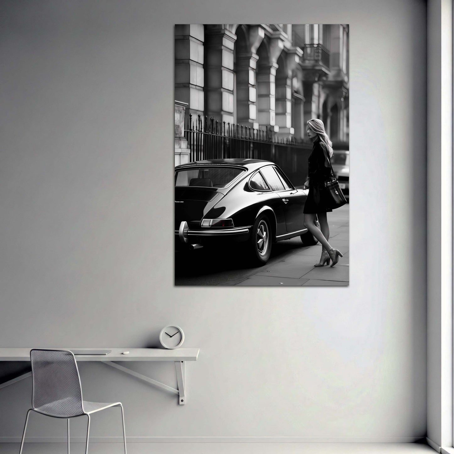 Fotografia in bianco e nero con auto d’epoca e donna quadro