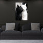 Gatti innamorati bianco e nero in dolce abbraccio quadro
