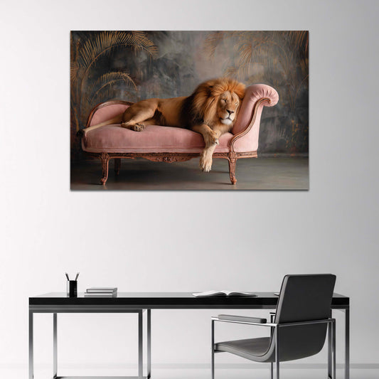 Leone addormentato su divano velluto rosa interno elegante quadro