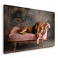 Leone addormentato su divano velluto rosa interno elegante quadro