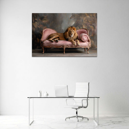 Leone su divano in un elegante salotto ritratto di animale quadro