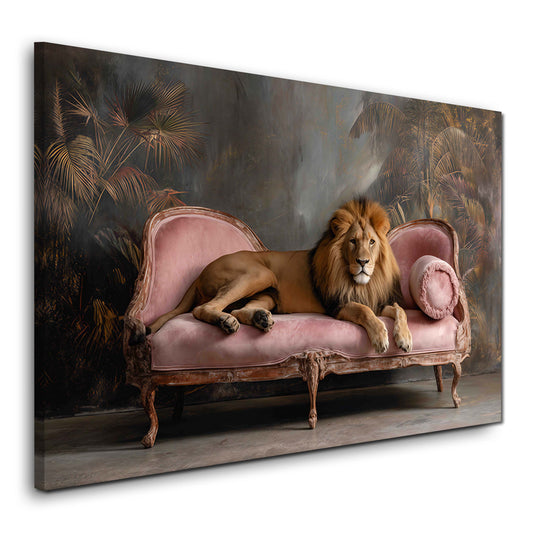 Leone su divano in un elegante salotto ritratto di animale quadro