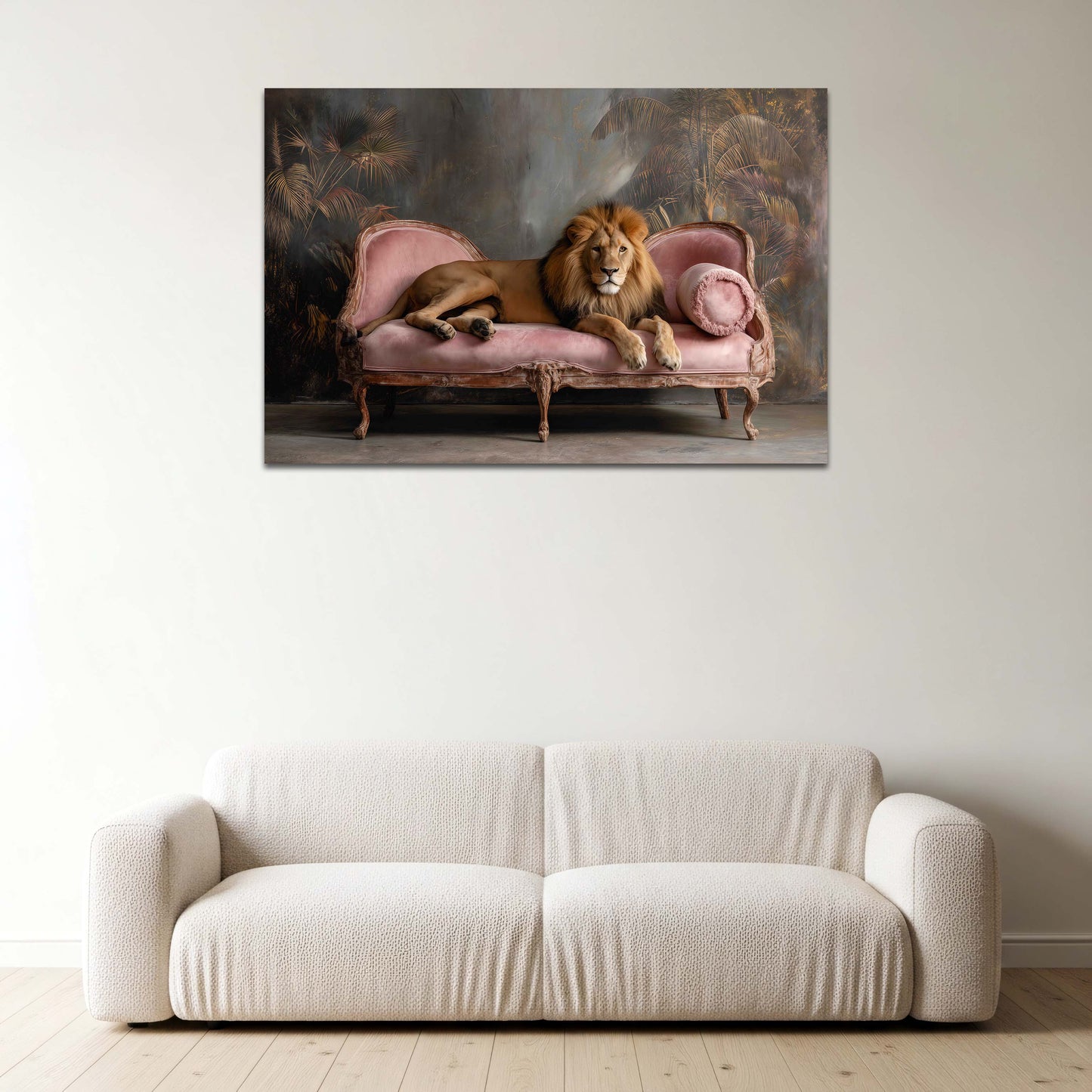 Leone su divano in un elegante salotto ritratto di animale quadro