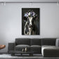 Mucca con corona di fiori sfondo scuro quadro